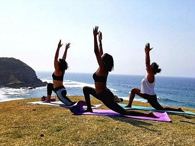 Hilltop outdoor yoga class with the lovely Simone, Mona Lisa & Sobia